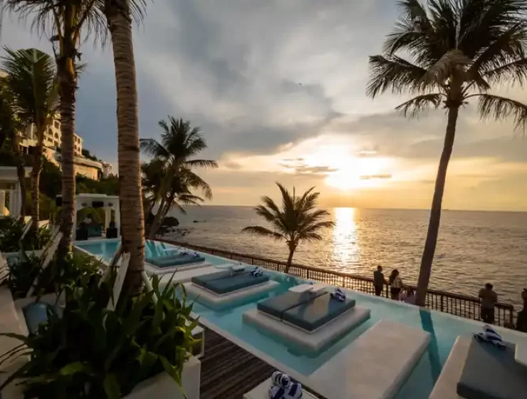 Balcony Overlooking the Blue Ocean Deluxe Avilla