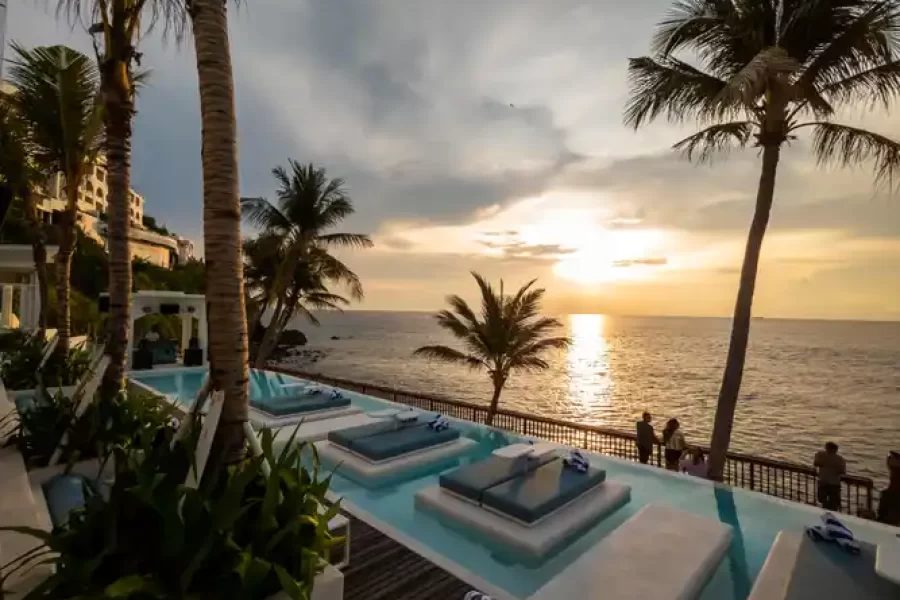 Balcony Overlooking the Blue Ocean Deluxe Avilla