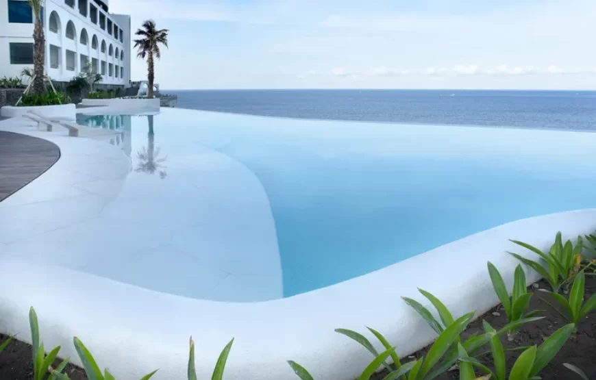 Balcony Overlooking the Blue Ocean Deluxe Avilla