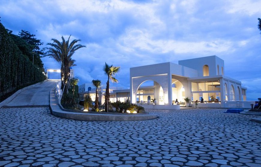 Balcony Overlooking the Blue Ocean Deluxe Avilla